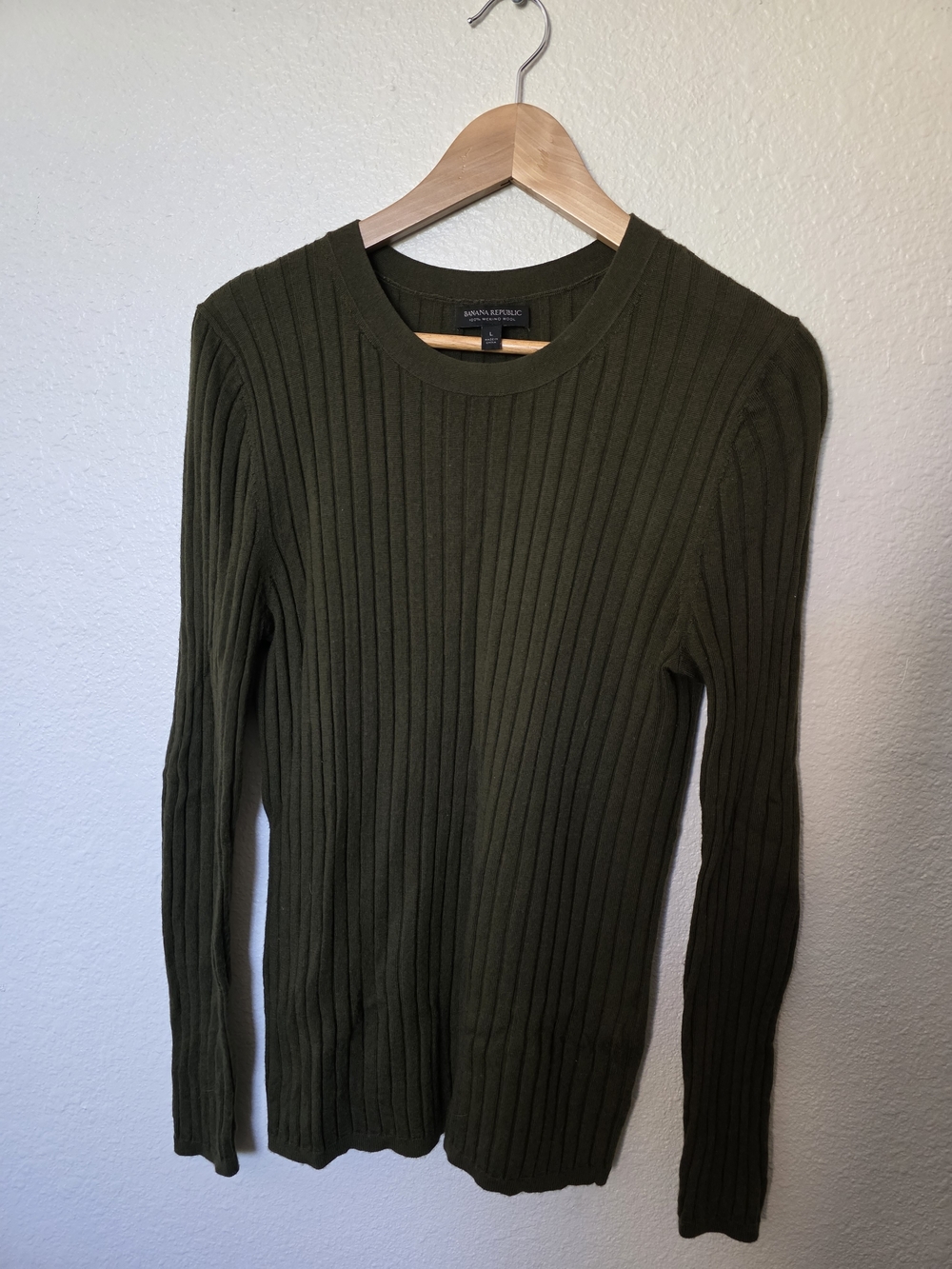 Banana Republic Dark Green/Olive 100% Wool sweater, L
